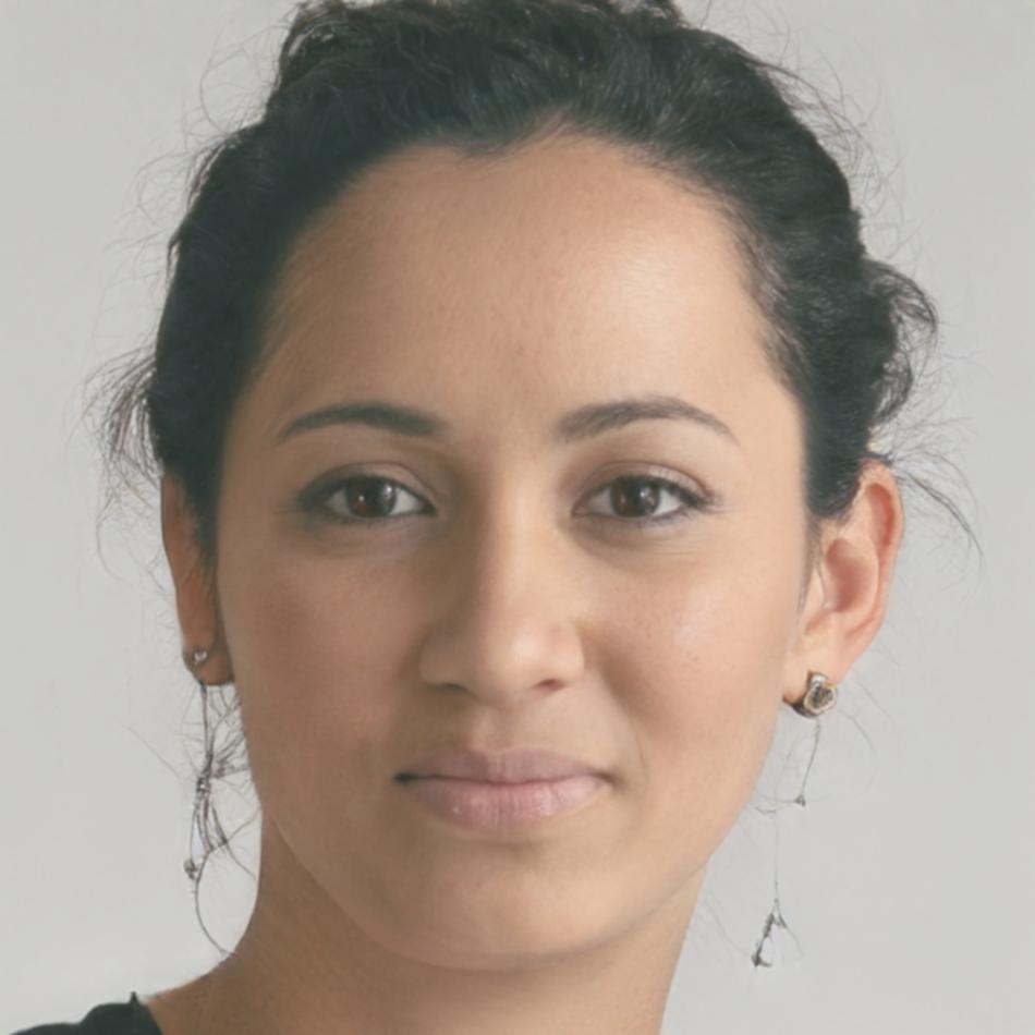 Retrato profesional de clienta satisfecha con servicios de análisis de inversión