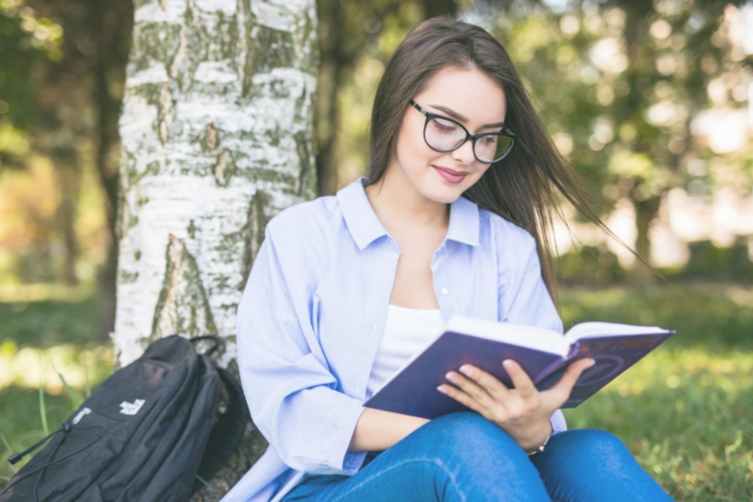 Análisis detallado de datos financieros y estrategias de inversión en pantalla